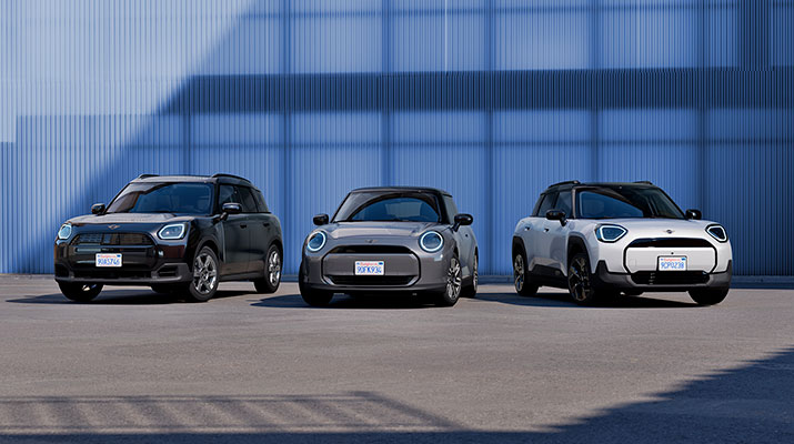 Vediamo 3 modelli di MINI su un piazzale