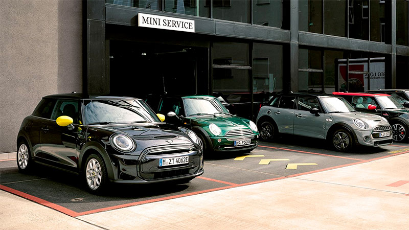 Vediamo alcune MINI parcheggiate davanti ad un MINI service